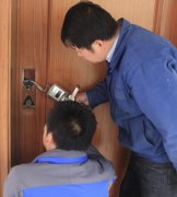 梅州老管家開鎖現場工作